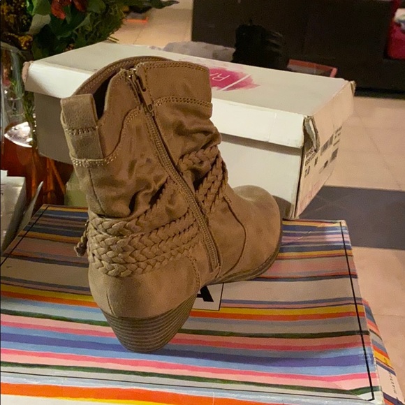 Girls booties - Picture 3 of 3